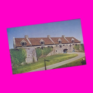Carte postale vintage des années 1960 à New York Fort Ticonderoga entrée principale historique Architecture militaire coloniale époque photochrome non utilisé par la poste