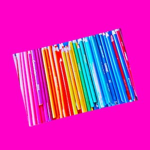 Crayons de couleur arc-en-ciel Technicolor Fun Artsy Fartsy Small Business Alberta NOUVELLE carte postale exclusive Snail Mail Revolution rose crâne