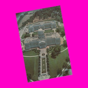 Carte postale vintage des années 50 du Kentucky, vue aérienne du Capitole de l'État de Francfort, architecture du bâtiment du gouvernement, époque photochrome non utilisé