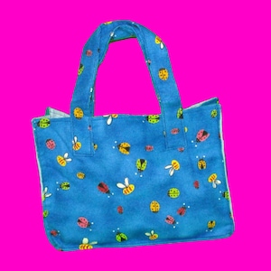 Monedero con estampado de franela suave azul con dibujos de mariquitas, abejorros y abejas en el jardín, inspirados en la naturaleza, insectos súper tiernos y polinizadores