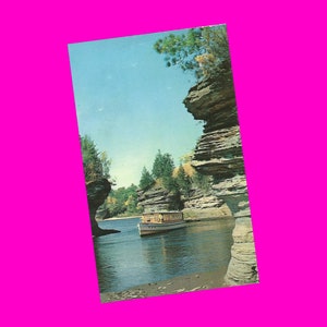 Carte postale du Wisconsin, vintage des années 1950, Lower Dells River Cruise Lovers Lane, vue panoramique, High Rock Formation, été, photochrome, époque postale, non utilisée