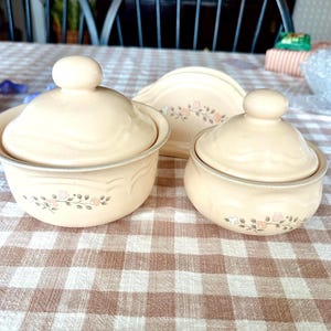Vintage Pfaltzgraff Remembrance-burkset med lock + matchande servetthållare • Stengods från 1980-talet • Blommig köksinredning i lantlig stil