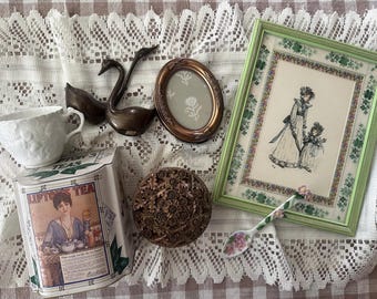 Caja Misteriosa GrandmaCore • Decoración y Coleccionables Vintage • Estilo Cottagecore • Decoración Acogedora para el Hogar • Caja de Regalo Personalizable