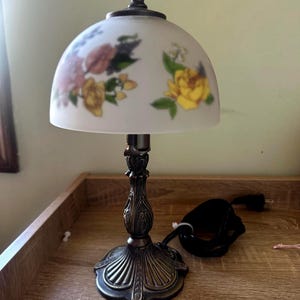 Vintage Floral Glass Shade Table Lamp – Brass Base, Victorian Style