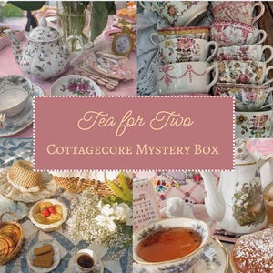 Może przedstawiać: Kolaż obrazów z motywem przyjęcia herbaty z czajnikiem, filiżankami do herbaty i kalendarzem. Tekst "Tea for Two Cottagecore Mystery Box" jest wyświetlany na różowym tle.