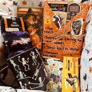 Cita a ciegas con un libro: Edición Halloween • Caja de regalo espeluznante • Cesta de sustos