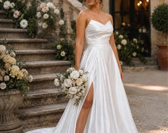 Vestido de noiva simples em cetim, vestido de noiva sem alças, vestido de noiva em linha A, vestido de noiva com espartilho nas costas, vestido de noiva com fenda e cauda.