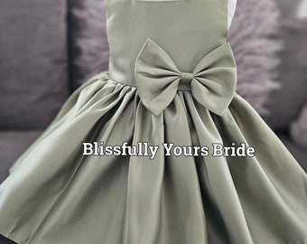Splendido abito da ragazza di fiori in raso verde oliva (vari colori) - Matrimonio, comunione, battesimo, abito da festaAbito da damigella d'onore - Matrimonio