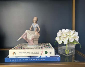 Lladro 7612 "Picture Perfect" Porcelain Figurine