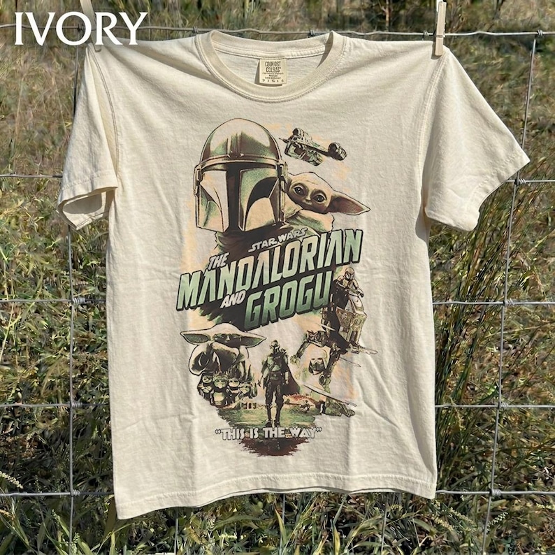 Star Wars The Mandalorian och Grogu Comfort Colors®-skjorta, Grogu Bounty Hunter-skjorta, Star Wars-skjorta i 90-talsstil, Baby Yoda-tröja bild 1