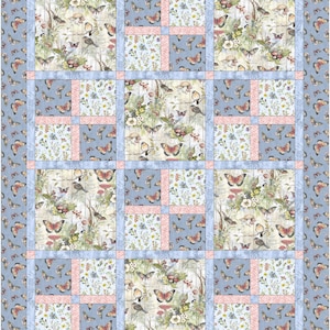 Peut inclure: Une courtepointe patchwork avec un motif répétitif de papillons et de fleurs. La courtepointe présente un fond bleu clair avec des panneaux carrés de papillons, d'oiseaux et de fleurs. Les panneaux sont encadrés de bordures bleu clair et roses.