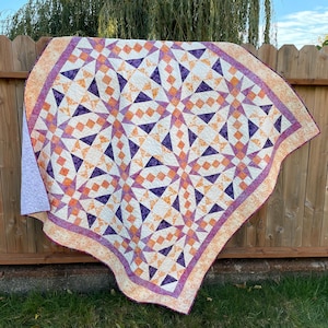 Padrão de colcha Cassia em PDF, movimento circular, pêssego e roxo, colcha de colo Island Batik