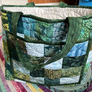 Pacifica Quilted Tote Bag Pattern - Easy reversible quilted tote with pocket