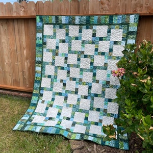 Jelly Roll Strip PDF Pattern, Lovers Kiss Quilt instructions using 2 1/2 strips or fat quarters, scrappy quilt pattern measuring 58 x 74