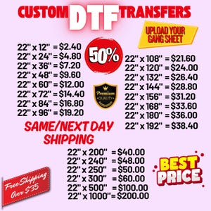 Puede incluir: Gráfico promocional para transferencias DTF personalizadas, con una lista de precios para varios tamaños, incluyendo 55,88 cm x 30,48 cm y 55,88 cm x 2540 cm. La imagen destaca un descuento del 50%, "Calidad Premium" y "Envío el mismo/siguiente día".