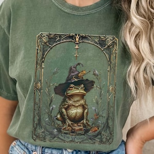 Vintage Cute Frog Tarot Card Shirt, Dark Academia Witchy Cottagecore Shirt, Goblincore Botanical Forest Shirt, Gothic Toad T-Shirt, Mystical