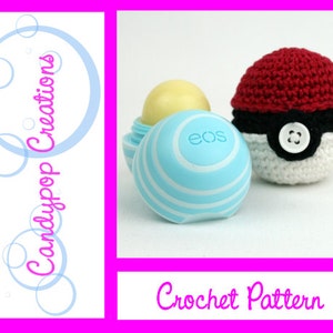 Könnte beinhalten: Häkelanleitung für einen Pokeball-inspirierten Lippenbalsamhalter. Das Muster ist für einen weißen gehäkelten Pokeball mit roter Oberseite und schwarzem Band. Der Lippenbalsamhalter ist ein blauer und weißer EOS Lippenbalsam.
