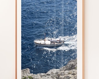 Estampa de Capri, Italia, con barco en la costa de verano (Arte fino)