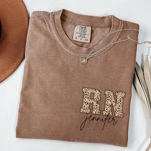 Chique RN-grafisch T-shirt voor verpleegkundigen, comfortabel katoenen T-shirt, cadeau verpleegkundige waardering, zorgoutfit, vrijetijdskleding, stijl geverfd