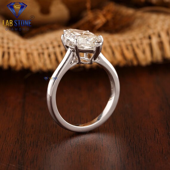 Anillo solitario de oro blanco con diamantes de talla marquesa de
