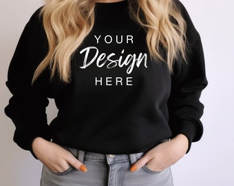 Puede incluir: Una sudadera negra con el texto "YOUR Design HERE" en letras blancas. La sudadera la lleva puesta una persona con el pelo largo y rubio.