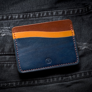 Portefeuille porte-carte minimaliste artisanal en cuir tannage végétal fait main, teint et cousu à la main