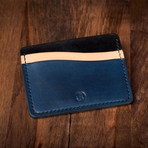 Cartera tarjetero minimalista hecha a mano en piel de curtición vegetal, teñida y cosida a mano