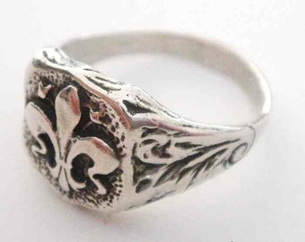 Fleur De Lis -- Elegant Sterling Silver Ring