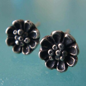 Daisy flower bud earrings post style
