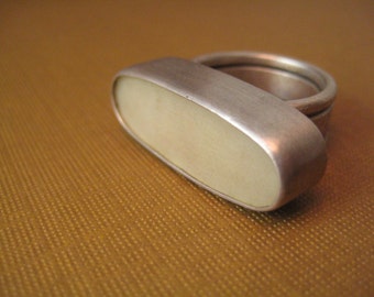 GLOW de plata de primera ley en anillo oscuro tamaño 5.25