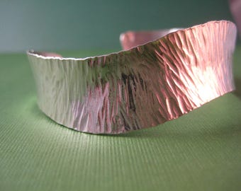 Manguito de pulsera de plata de ley brillante martillado a mano