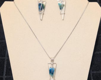 Handgefertigter Resin Achat Anhänger und Ohrringe, silberfarbener Draht