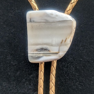 Weiße Achat-Bolo-Krawatte Kundenspezifische Stein-Bolo-Krawatte Westliche Bolo-Krawatte Hochzeits-Bolo-Krawatte Moderne Bolo-Krawatte Einzigartige Bolo-Krawatte-Geschenk Cowboy-Art-Accessoire