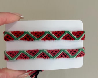 Braccialetto dell'amicizia con filo di anguria rosso e rosa. Estate.