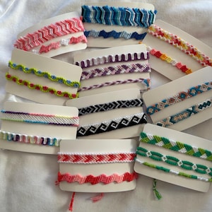 Handgefertigte Freundschaftsbänder Sets: Greek Wave, Floral, RagRug, Schlüsselanhänger