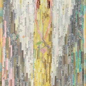Peut inclure: Une courtepointe verticale représentant un ange. L'ange porte une robe jaune, des cheveux bruns et un halo doré. Les ailes sont blanches et grises. La courtepointe est faite de bandes de tissu de différentes couleurs et motifs, créant un effet texturé.