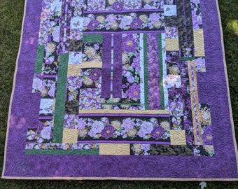 Lila och gröna lapptäcke med improviserad krysantemum, modernt klädtäcke/väggbonad