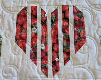 Skiva av mitt hjärta jordgubbar bordslöpare