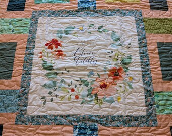 Lev enkelt, blomma vilt lapptäcke/väggbonad i rosa och grönt