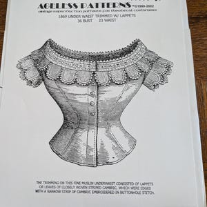 Może przedstawiać: Arkusz wykroju krawieckiego o tytule Ageless Patterns #1054 dla gorsetu z 1869 roku z patkami. Czarno-biała ilustracja przedstawia dopasowany stanik z zapięciem na guziki z przodu i ozdobnym, falistym kołnierzem. Tekst: 36 biust, 23 talia.