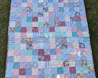 Bordsdekoration med lapptäcke/babyfilt/knäfilt/väggbonad