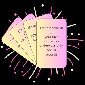 Pu&ograve; includere: Un mazzo di quattro carte con testo su sfondo nero. Le carte hanno una sfumatura da giallo a rosa. Il testo sulle carte include frasi come "Lascia che qualcuno si sieda sulla tua faccia" e "solo in biancheria intima".