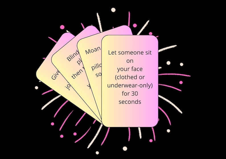 Pu&ograve; includere: Un mazzo di quattro carte con testo su sfondo nero. Le carte hanno una sfumatura da giallo a rosa. Il testo sulle carte include frasi come "Lascia che qualcuno si sieda sulla tua faccia" e "solo in biancheria intima".