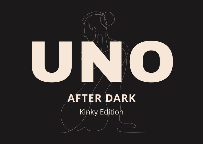 Pu&ograve; includere: Sfondo nero con la parola "UNO" in grandi lettere bianco sporco. Sotto, il testo recita "AFTER DARK" e "Kinky Edition" in caratteri bianchi pi&ugrave; piccoli. Un disegno a tratto di una persona &egrave; dietro il testo.
