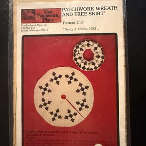 Puede incluir: Un paquete que contiene un patrón de patchwork para una corona y una falda de árbol. El patrón incluye una corona circular y una falda de árbol con un diseño de estrella. La corona terminada tiene 55,88 cm de diámetro, y la falda de árbol tiene 101,6 cm de diámetro.