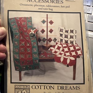 Può includere: Una confezione per "Circular Patchwork Accessories" di Cotton Dreams. La confezione presenta immagini di un runner da tavolo rosso e verde, un ornamento a forma di albero e un sottobicchiere rosso e bianco. Menziona anche un sottopentola e una borsa.