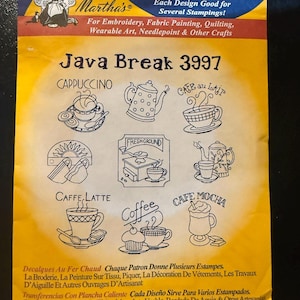 Op de afbeelding: Aunt Martha's strijktransfervel met koffiethema-ontwerpen. Bevat afbeeldingen van koffiekopjes, theepotten en de woorden "Cappuccino", "Caffe Latte" en "Cafe Mocha". Geschikt voor borduren, textielschilderen en andere knutselwerken.