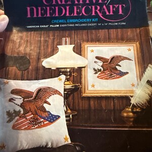 Peut inclure: Un kit de broderie au point de croix Avon Creative Needlecraft avec un motif d'aigle américain. Le kit comprend un motif imprimé sur le dessus et le dos de l'oreiller en lin, avec une fermeture éclair de 30.5 cm. La taille de l'oreiller fini est de 35.5 cm x 35.5 cm.