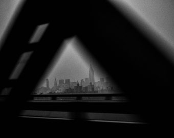 Empire State depuis le pont de Manhattan. Cabine rapide. Photo originale d'artiste. 2015