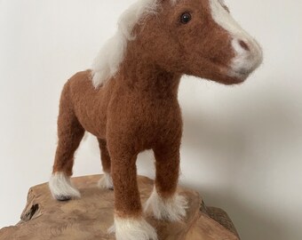 Handgemaakte kleine pony uit viltwol